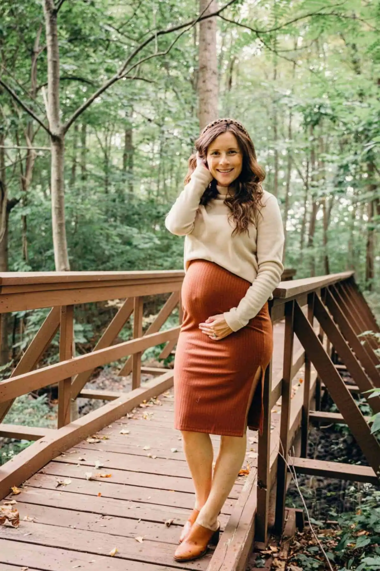 20 Cozy and Chic Fall Maternity Outfits to Flatter Your Bump