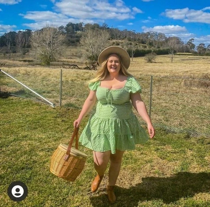 20 Chic Outfits for Women with Big Bellies That Flatter Your Figure and Boost Confidence